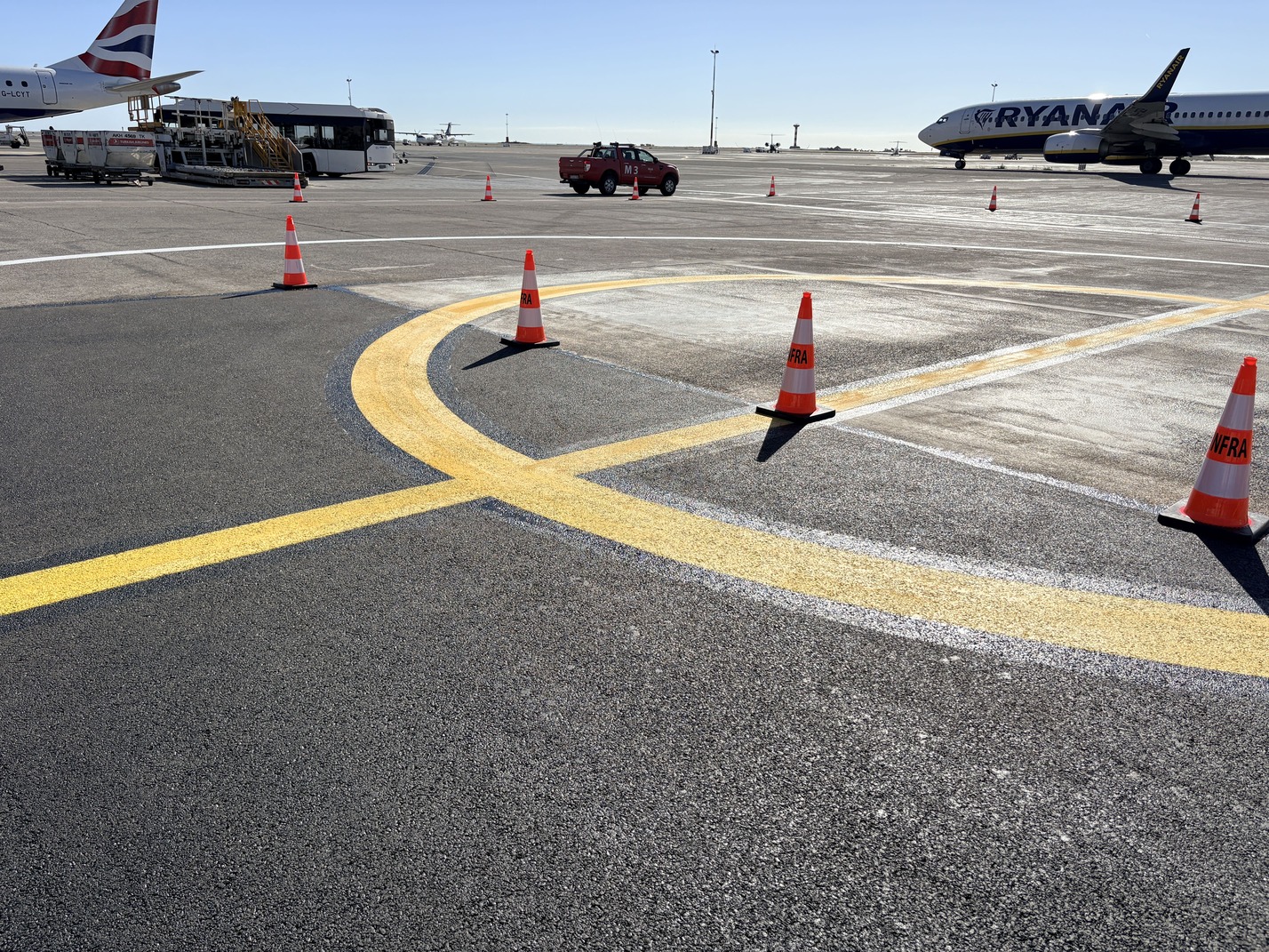 Enrobé aéroportuaire avec marquage jaune spécifique