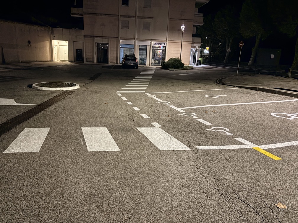 Marquage passage piéton et places de stationnement PMR sur enrobé de nuit