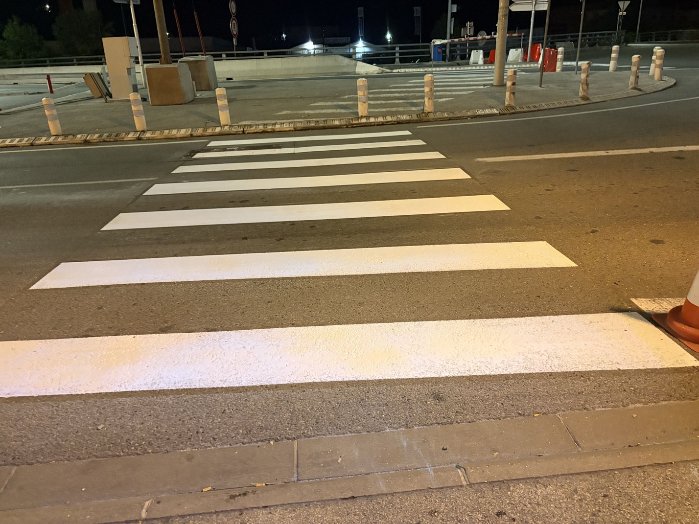 Passage piéton sur enrobé en agglomération avec balise J11