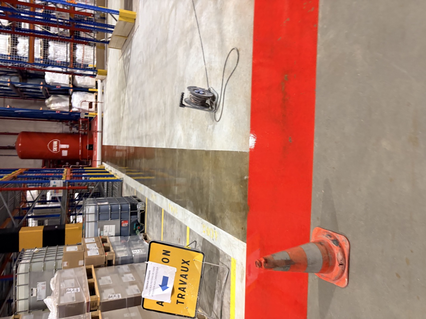 Sol industriel avec première couche de résine transparente