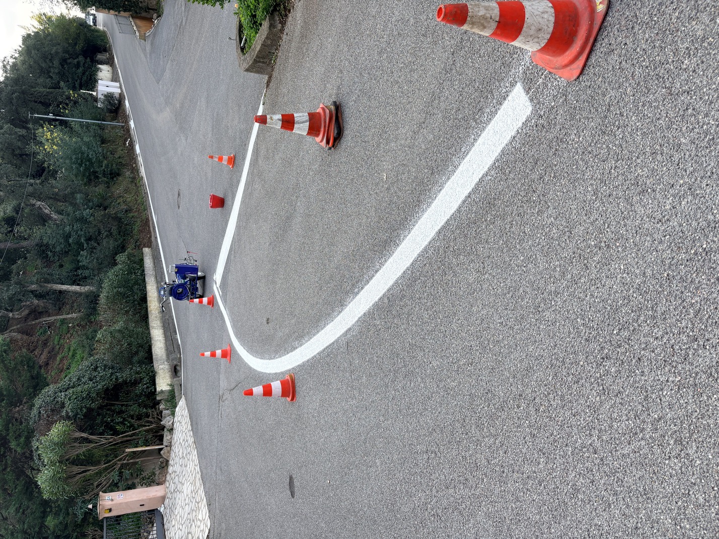 Machine et marquage au sol Stop routier