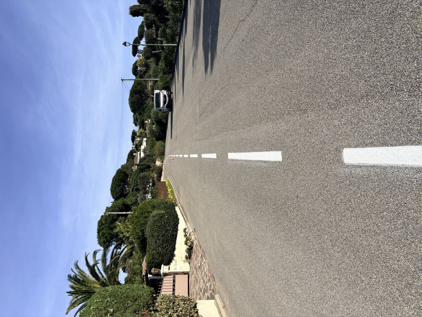 Marquage au sol ligne discontinue blanche sur enrobé de voie résidencielle