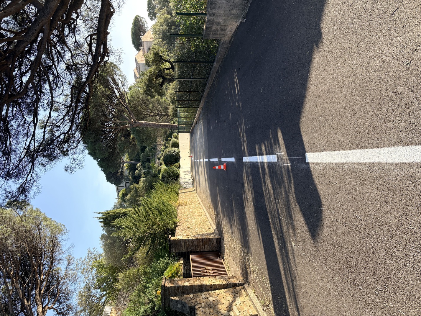 Même enrobé après marquage au sol lignes blanches discontinues