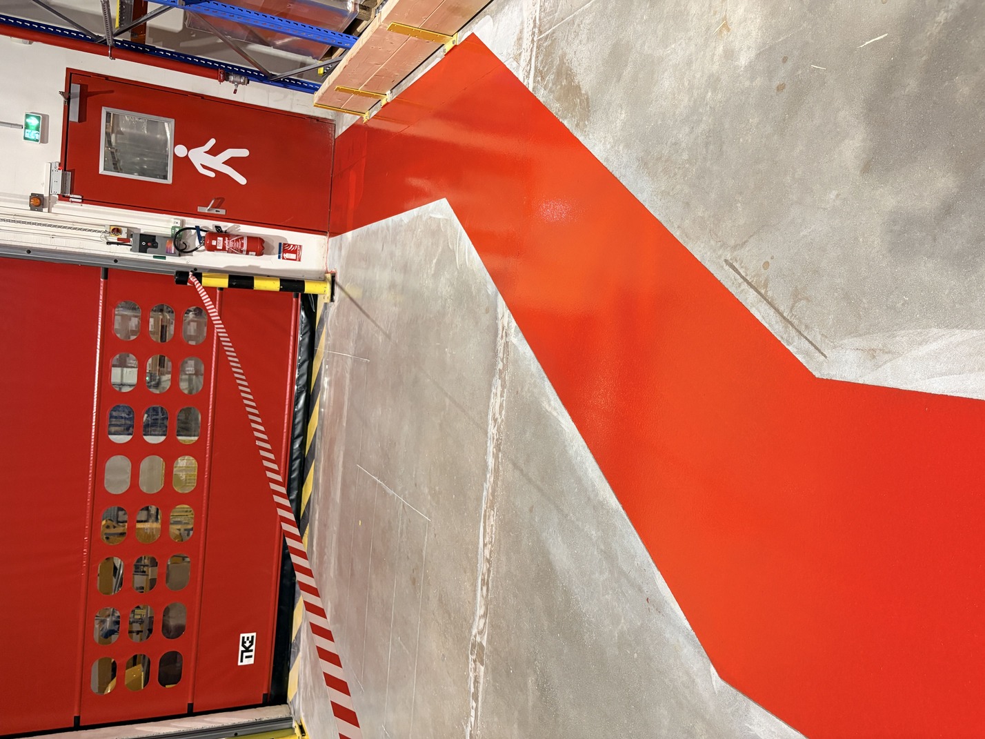 Sol industriel après application des trois couches de résine teintée rouge