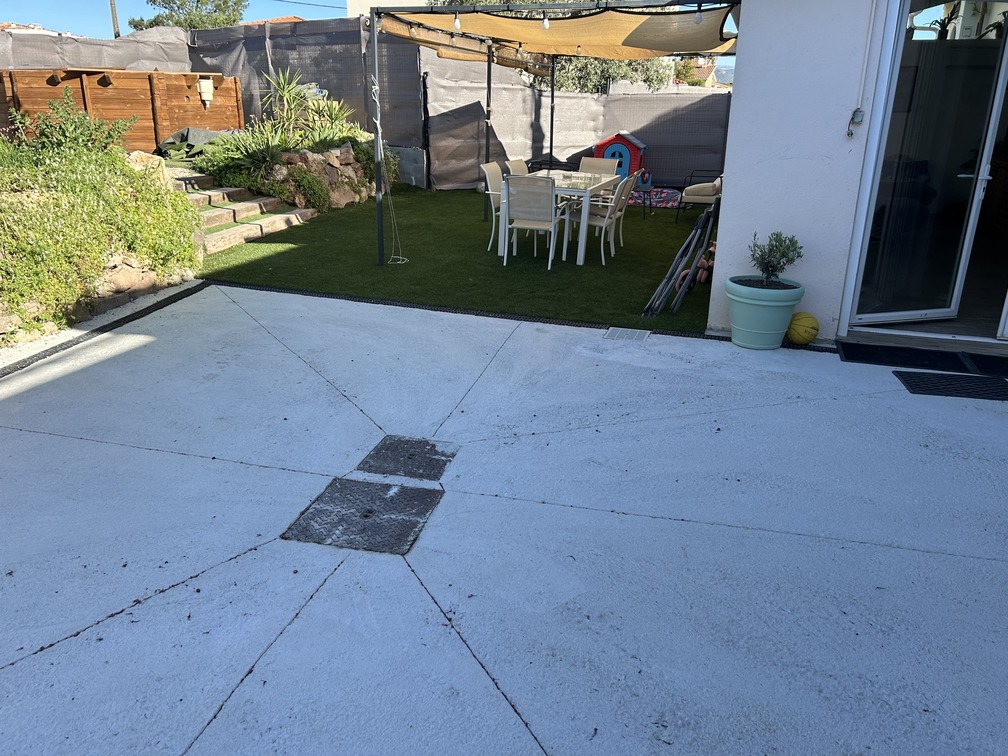 Béton à plat brut avant mise en place résine gravillonée