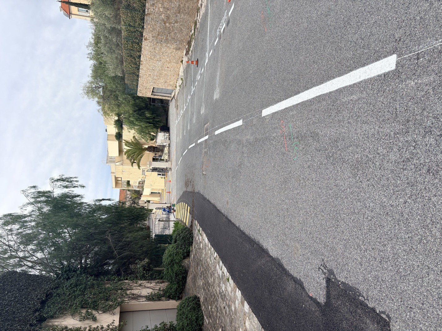 Même enrobé après marquage au sol lignes blanches discontinues et places de parking réservées