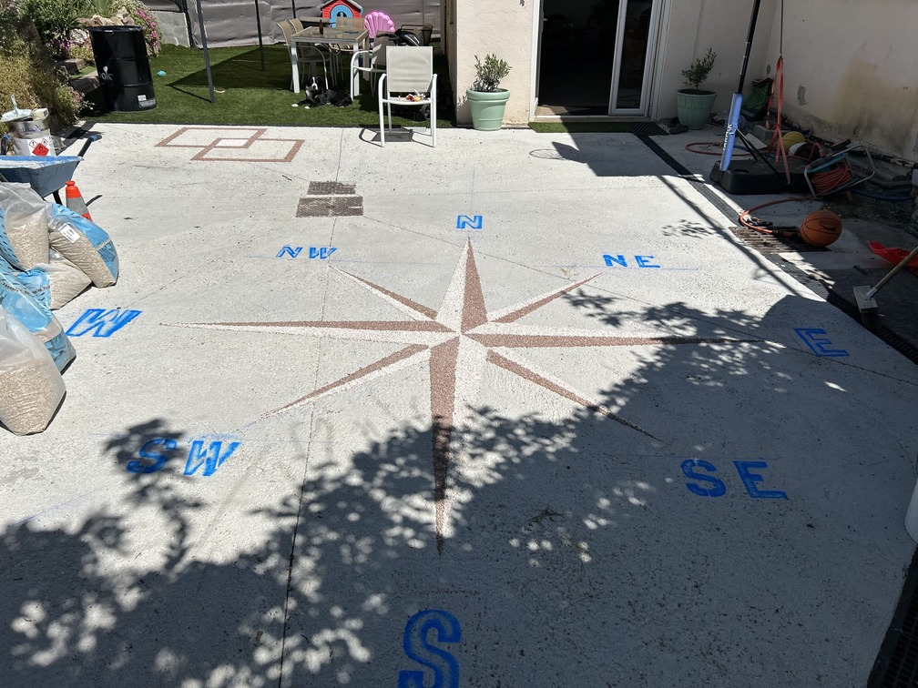 Travaux en cours de résine gravillonnée lors du pré-marquage